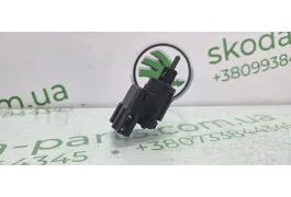 Датчик включення стопсигналу Skoda Octavia Tour 1J0945511D VAG (1J0945511D)