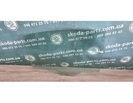 Скло дверей заднє праве Skoda Superb