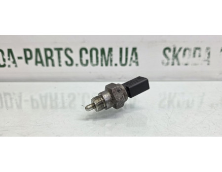 Датчик включення ліхтарів заднього ходу Skoda Fabia 1.4 8кл VAG (002945415D)