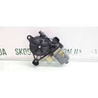 Двигун склопідіймача передній правий Skoda Octavia A7 VAG (0130822716)