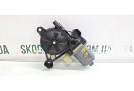 Двигун склопідіймача передній правий Skoda Octavia A7 VAG (0130822716)
