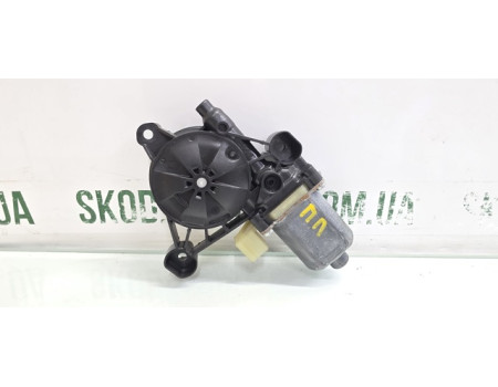 Двигун склопідіймача передній правий Skoda Octavia A7 VAG (0130822716)