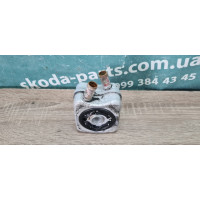 Радіатор масляний (холодильник), під фільтром Skoda Octavia A5 вживаний VAG (028117021L)
