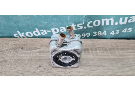 Радіатор масляний (холодильник), під фільтром Skoda Octavia A5 вживаний VAG (028117021L)