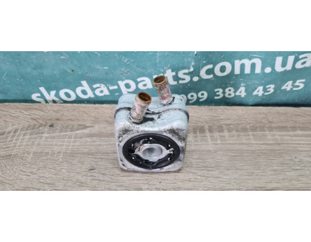 Радіатор масляний (холодильник), під фільтром Skoda Octavia A5 вживаний VAG (028117021L)