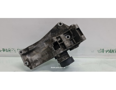 Кронштейн кріплення генератора Volkswagen Golf 4 VAG (032145169G)