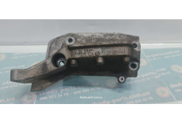 Кронштейн кріплення блоку Skoda Fabia VAG (036199275AB)