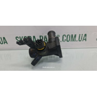 Фланець системи охолодження двигуна Volkswagen Passat B3 B4 Caddy 2 вживаний VAG (037121133E)
