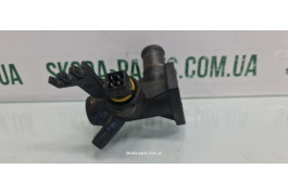 Фланець системи охолодження двигуна Volkswagen Passat B3 B4 Caddy 2 вживаний VAG (037121133E)