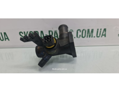 Фланець системи охолодження двигуна Volkswagen Passat B3 B4 Caddy 2 вживаний VAG (037121133E)