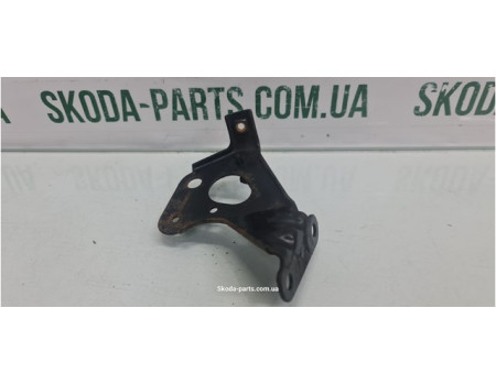 Кронштейн вакуумного бачка Skoda Octavia Tour VAG (038103945B)
