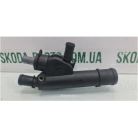 Фланець системи охолодження двигуна Skoda Octavia A5 вживаний VAG (038121132D)
