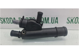 Фланець системи охолодження двигуна Skoda Octavia A5 вживаний VAG (038121132D)