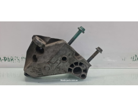 Кронштейн подушки двигуна правий Skoda Octavia Tour VAG (038199207H)