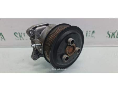 Помпа системи охолодження двигуна 1.2tsi Skoda Octavia A5 03F121004 VAG (03F121004)