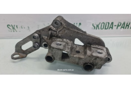 Кронштейн кріплення двигуна правий 1.2tsi Skoda Octavia A5 03F199275D VAG (03F199275D)