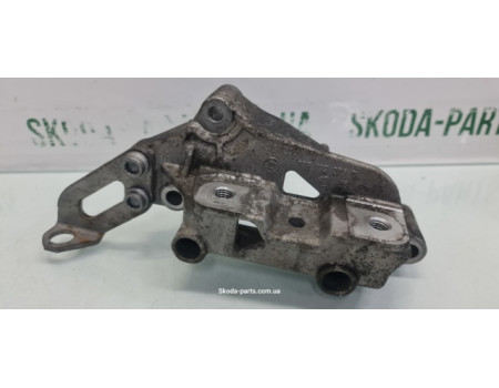 Кронштейн кріплення двигуна правий 1.2tsi Skoda Octavia A5 03F199275D VAG (03F199275D)