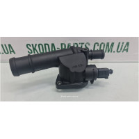 Фланець системи охолодження двигуна Volkswagen Passat B6 03G121132B вживаний VAG (03G121132B)