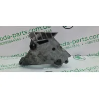 Кронштейн подушки двигуна правий Skoda Octavia A5 03G199207A VAG (03G199207A)