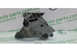 Кронштейн подушки двигуна правий Skoda Octavia A5 03G199207A VAG (03G199207A)