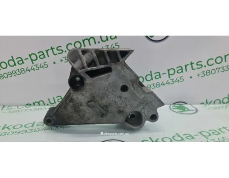 Кронштейн подушки двигуна правий Skoda Octavia A5 03G199207A VAG (03G199207A)