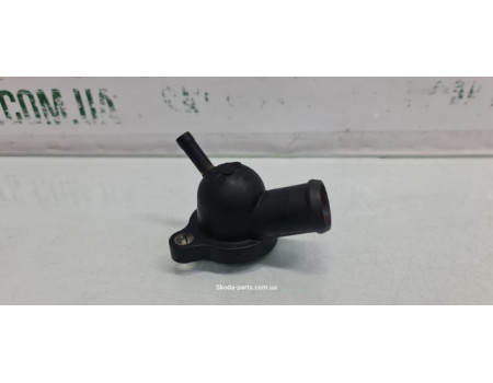 Фланець трійник системи охолодження двигуна 1.6tdi Skoda Octavia A7 04L121131J VAG (04L121131J)