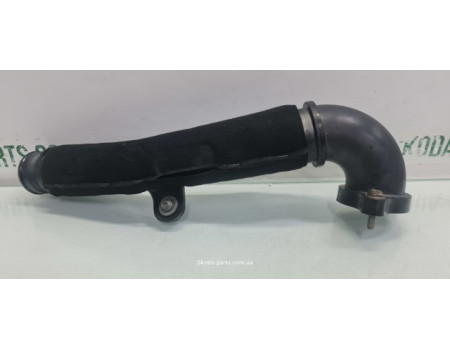 Патрубок повітряний до турбіни 1.6tdi Skoda Octavia A7 04L145762AD VAG (04L145762AD)