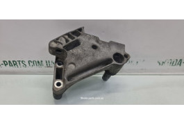 Кронштейн подушки двигуна правий 1.6tdi Skoda Octavia A7 04L199207 VAG (04L199207)