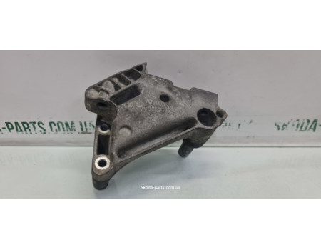 Кронштейн подушки двигуна правий 1.6tdi Skoda Octavia A7 04L199207 VAG (04L199207)