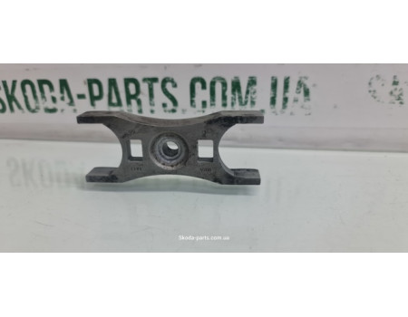 Кронштейн кріплення паливних форсунок 1.6tdi Skoda Octavia A7 04L216 VAG (04L216)