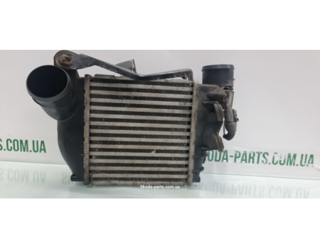 Радіатор інтеркуллера Volkswagen Golf 4 VAG (1J0145803S)