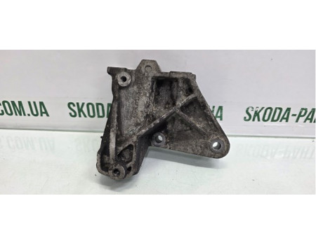 Кронштейн подушки (опори) двигуна лівої Skoda Octavia Tour 1.8T VAG (1J0199117P)