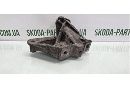 Кронштейн подушки  кпп (опори) двигуна лівої Skoda Octavia Tour 1.8T VAG (1J0199117P)