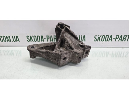Кронштейн подушки  кпп (опори) двигуна лівої Skoda Octavia Tour 1.8T VAG (1J0199117P)