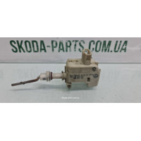 Двигун відкривання лючка бензобаку Volkswagen Bora 1J0810773 вживаний VAG (1J0810773)