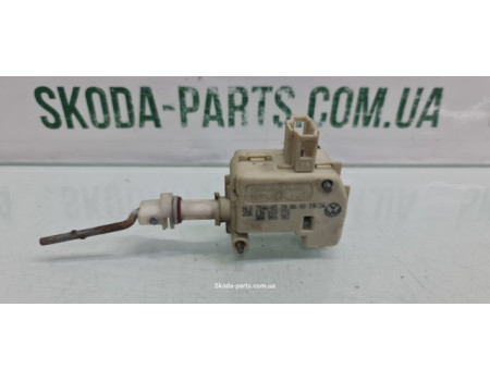 Двигун відкривання лючка бензобаку Volkswagen Bora 1J0810773 вживаний VAG (1J0810773)