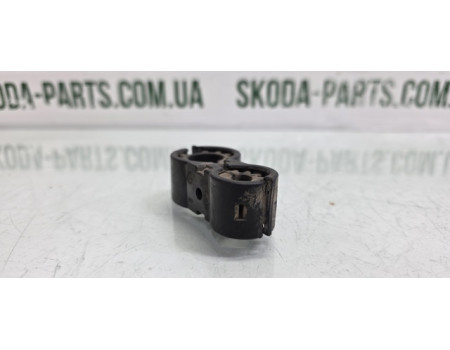 Кріплення трубок кондиціонера Skoda Octavia tour 1J0820774A VAG (1J0820774A)
