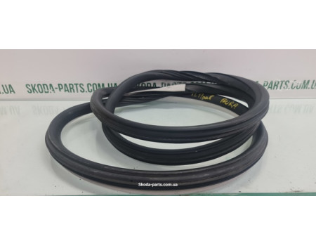 Ущільнювач дверей передній правий сидан Volkswagen Bora 1J5867366E вживаний VAG (1J5867366E)