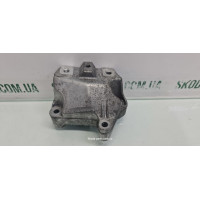 Кронштейн коробки передач 1.2tsi Skoda Octavia A5 1K0199117AH VAG (1K0199117AH)