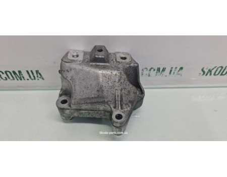 Кронштейн коробки передач 1.2tsi Skoda Octavia A5 1K0199117AH VAG (1K0199117AH)