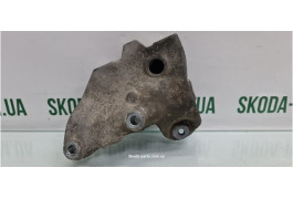 Кронштейн подушки двигуна лівий Skoda Octavia A5 1K0199117BM VAG (1K0199117BM)