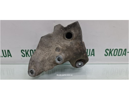 Кронштейн подушки двигуна лівий Skoda Octavia A5 1K0199117BM VAG (1K0199117BM)