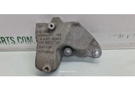 Кронштейн подушки двигуна лівий 1.6tdi Skoda Octavia A7 VAG (1K0199117MM)