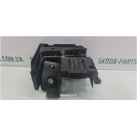 Кронштейн кріплення блоку запобіжників Skoda Octavia A5 1K0907361B вживаний VAG (1K0907361B)