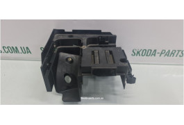 Кронштейн кріплення блоку запобіжників Skoda Octavia A5 1K0907361B вживаний VAG (1K0907361B)