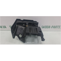 Кронштейн кріплення блоку запобіжників Skoda Octavia A5 1K0907361C вживаний VAG (1K0907361C)