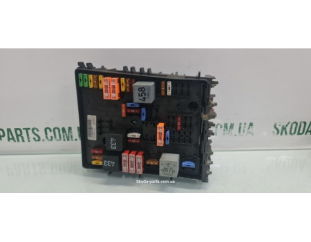 Блок запобіжників Skoda Octavia A5 1K0937124H VAG (1K0937124H)