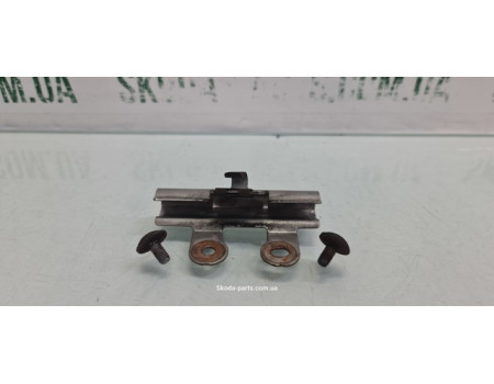 Кронштейн кріплення проводки на тепловому екрані 1.2tsi Skoda Octavia A5 1K0972825M VAG (1K0972825M)
