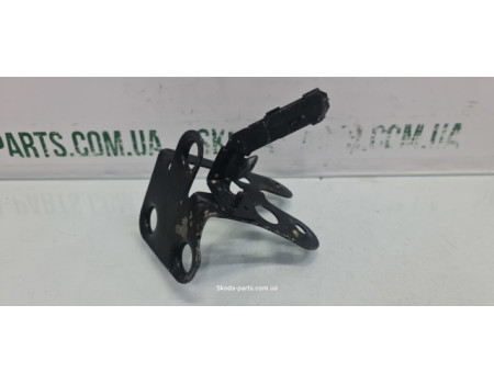 Кронштейн кріплення блоку АБС ABS 1.2tsi Skoda Octavia A5 1K1614235B VAG (1K1614235B)