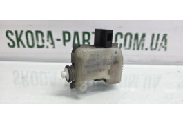 Моторчик двигун відмикання кришки багажника Skoda Octavia Tour VAG (1M0959781A)